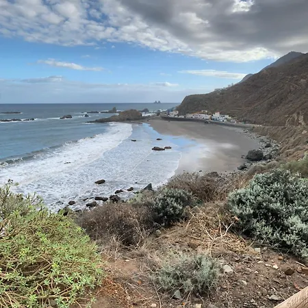 Junto Al Mar El Galeon
