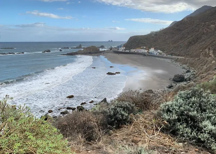 Junto Al Mar El Galeón