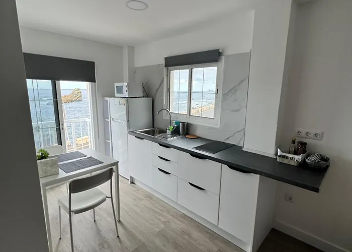 Junto Al Mar El Galeon *